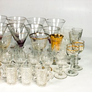 Lote Variado de Cristalería: Copas y Vasos de Distintos Diseños y Tamaños - imagen 4