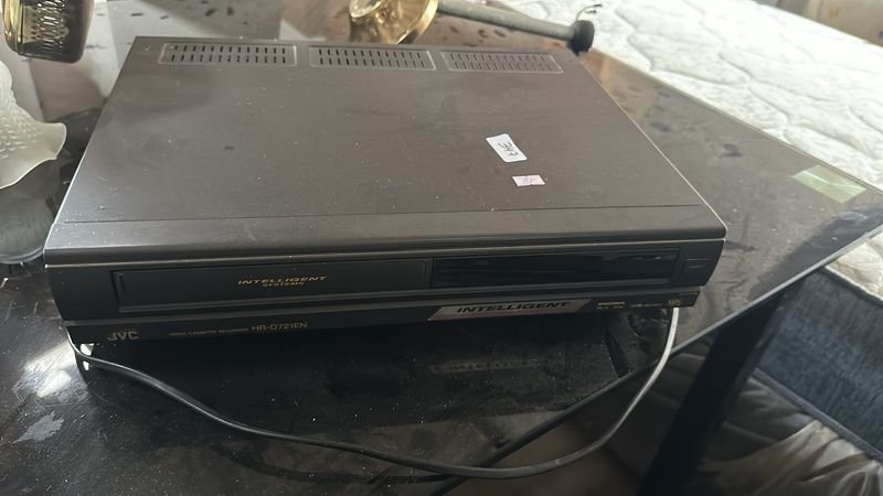 Caja de video VHS y laptop - imagen 2