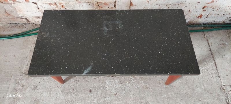 Mesa americana con base en madera y tapa de mármol negro - imagen 2