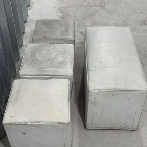 Lote de 4 poofs o banquetas blancas con estructura de madera - imagen 6