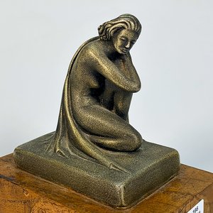 Escultura Dama Inclinada en Yeso Gris sobre Base de Madera - imagen 2