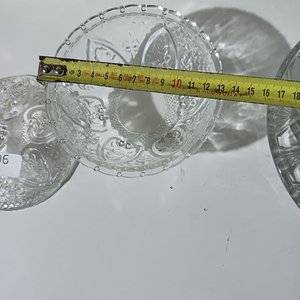 Tres piezas de cristal tallado: bombonera, plato divisor y cuenco - imagen 11