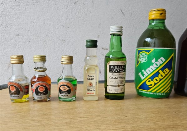 Lote de Mini Botellas de Licor, Aceite de Oliva y Bebidas Varias - imagen 1