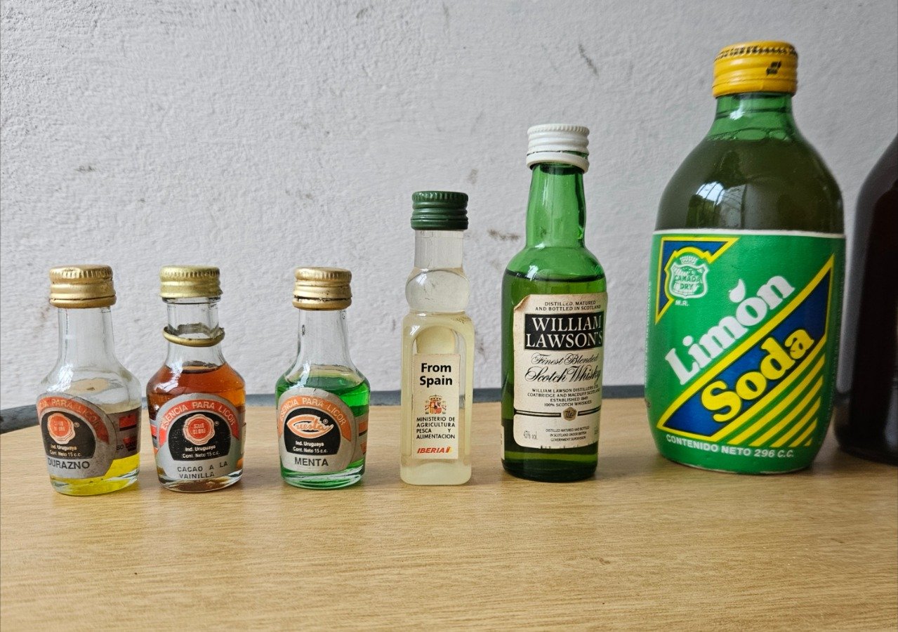 Lote de Mini Botellas de Licor, Aceite de Oliva y Bebidas Varias