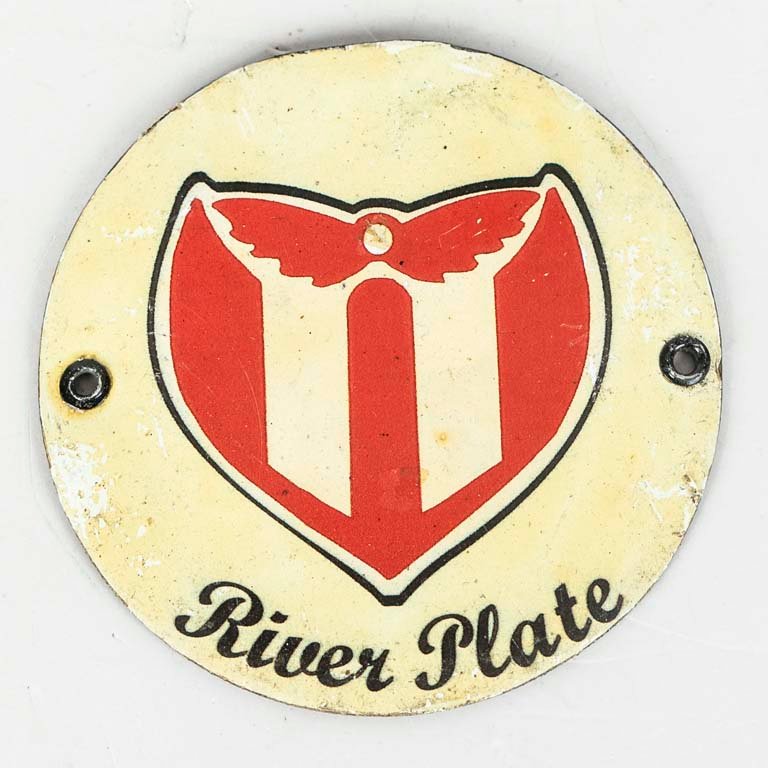 Lote siguiente: Escudo de River Plate de chapa litografiada