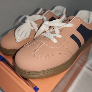 Lote siguiente: Zapatillas Deportivas Rosadas y Azules de Eco Cuero, Talle 37 (36 UY)