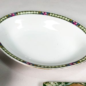 Lote de 3 piezas decorativas: Placa de yeso esmaltado, centro de porcelana y florero floral - imagen 4