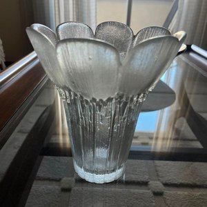 Lote siguiente: Florero de Vidrio Tallado Diseño Floral