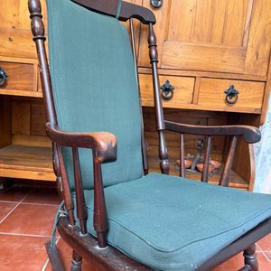 Mecedora Antigua Estilo Americano en Madera Torneada con Tapizado Verde - imagen 5