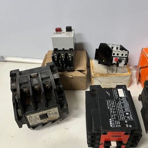 Lote de 17 Contactores Industriales Variados - imagen 2