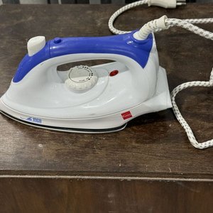 Plancha a Vapor Cuori Inca Blanca y Azul con Suela Metálica - imagen 4