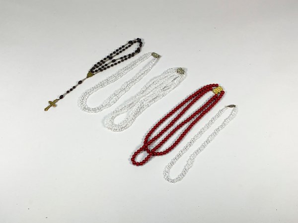 Collar de perlas y joyas variadas