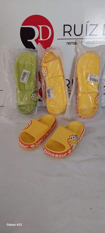 Lote siguiente: Sandalias amarillas con diseño colorido