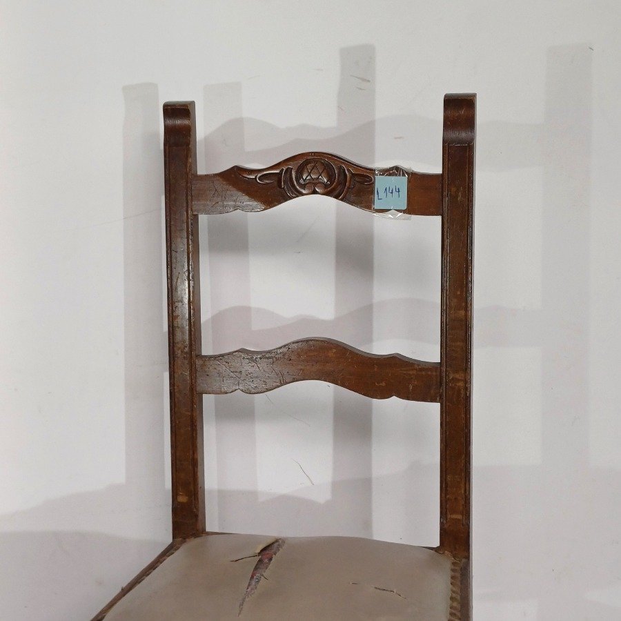 Sillas de madera con respaldo tallado y tapizado roto - imagen 7