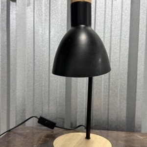 Lámpara de Escritorio Metálica Negra con Base de Madera Clara - imagen 4