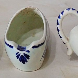 Tres Piezas de Cerámica Holandesa Esmaltada: Ceniceros y Jarrita - imagen 3