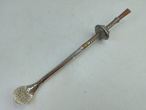 Importante Bombilla de Mate Grande en Alpaca y Bronce con Grabados Folclóricos