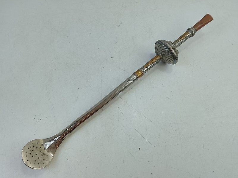 Importante Bombilla de Mate Grande en Alpaca y Bronce con Grabados Folclóricos