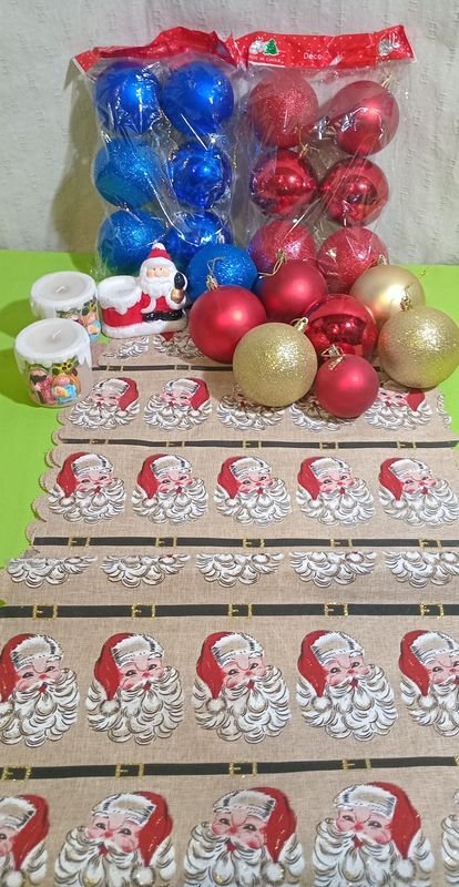 Globos Navideños, Velas Decorativas y Mantel Caminero con Santa Claus