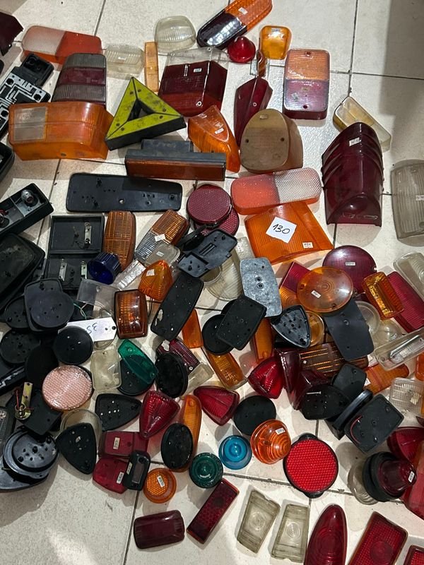 Lote de Plásticos Varios: Ópticas y Lentes de Repuesto