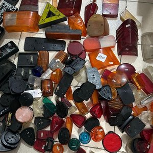Lote siguiente: Lote de Plásticos Varios: Ópticas y Lentes de Repuesto