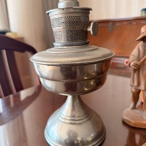 Lote de Artículos Varios: Ceniceros, Figura de Cristo y Lámpara Antigua - imagen 5