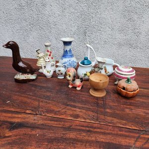 Lote siguiente: Lote de Adornos de Loza y Cerámica: Florero, Jarrita, Figuritas y Más