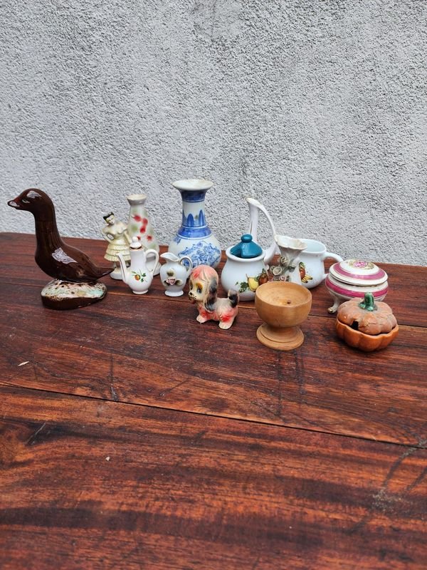 Lote de Adornos de Loza y Cerámica: Florero, Jarrita, Figuritas y Más