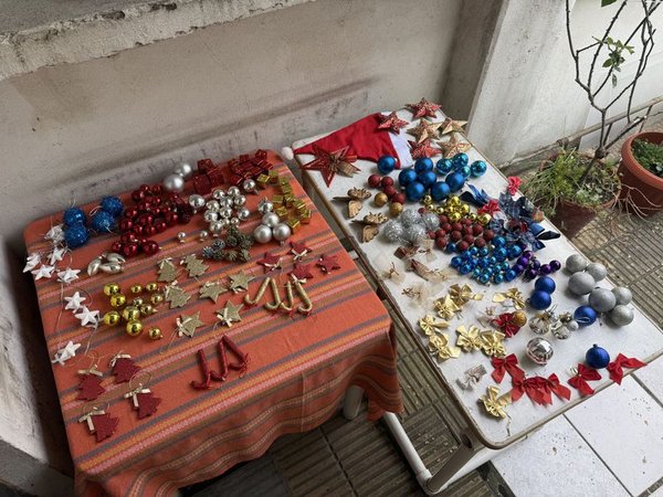 Lote de Adornos Navideños: Bolas, Estrellas, Moños y Más