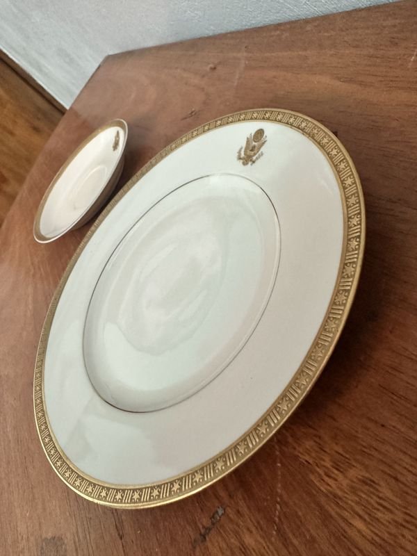Platos de porcelana con adornos dorados - imagen 3