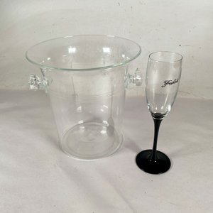 Set de 8 Copas de Champagne y Hielera de Vidrio con Base Negra y Monograma - imagen 4