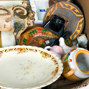 Lote Variado: Centro de Porcelana, Frasco con Tapa, Plancha Antigua y Más - imagen 4