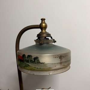 Lámpara de mesa antigua con figura de querubín y paisaje pintado - imagen 3