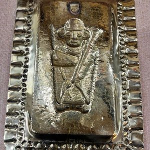 Bandeja Rectangular de Metal Repujado con Figura Folklórica - imagen 2