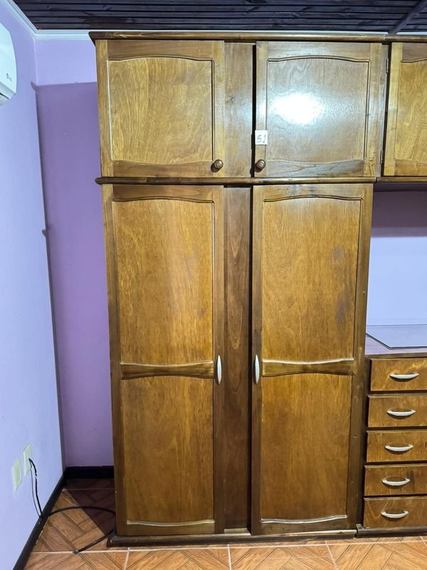 Lote siguiente: Ropero de madera de 4 puertas, en buen estado