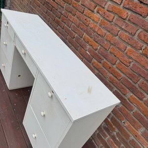 Escritorio Blanco con Cajones y Manijas Redondas - imagen 4