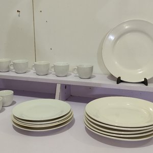Lote de 38 Piezas de Loza Blanca: Pocillos de Café y Platos - imagen 4
