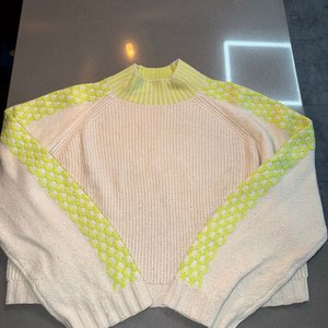 Lote siguiente: Buzo de Lana Cremoso con Detalles en Verde Neón Talle M/L