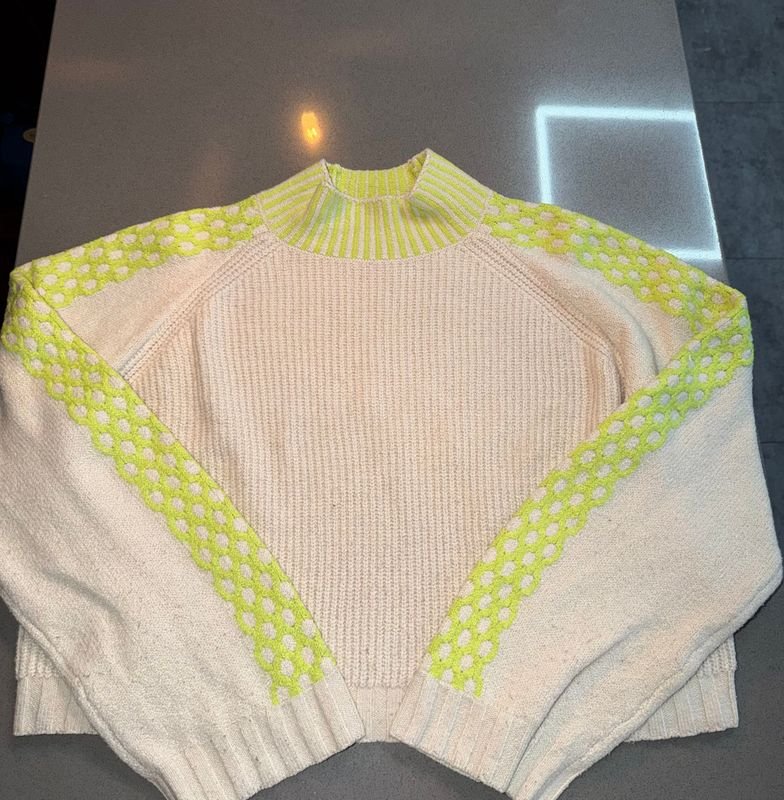 Buzo de Lana Cremoso con Detalles en Verde Neón Talle M/L