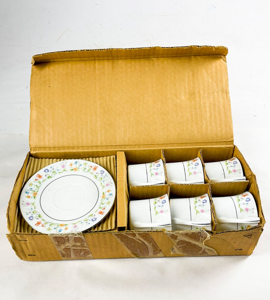 Tazas en loza blanca florales con platillo - imagen 2