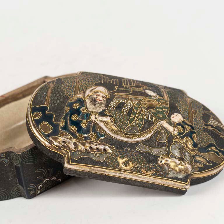 Alhajero loza japonesa de Satsuma antigua con figuras en relieve - imagen 2