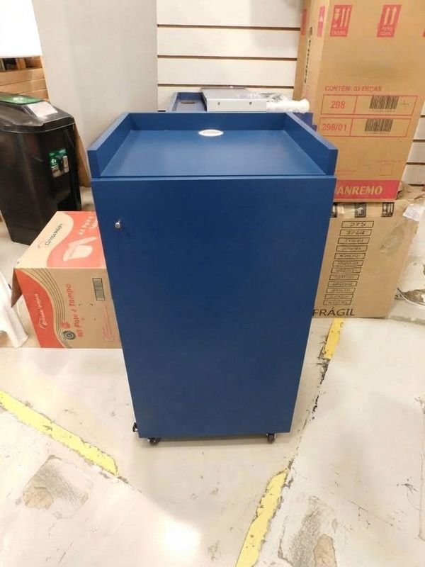 Mueble de comercio con puerta