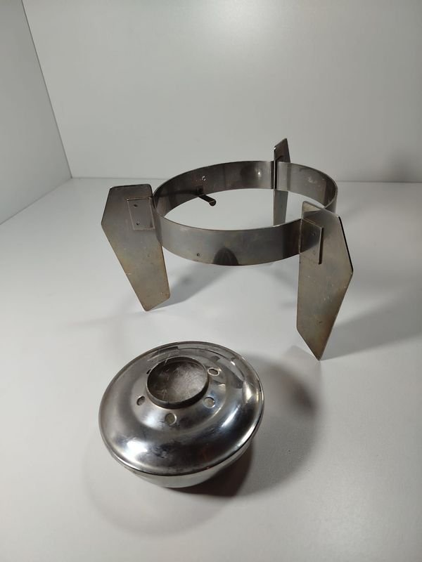 Antiguo mechero en acero con trípode y soporte para utensilios