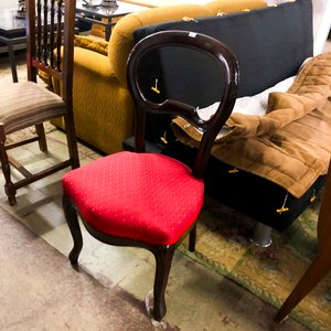 Sillón de Comedor Estilo Clásico con Tapizado Rojo y Rayado - imagen 1
