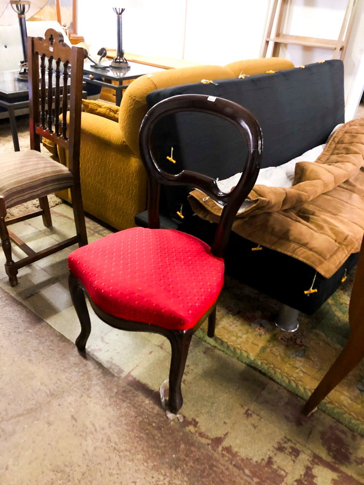 Sillón de Comedor Estilo Clásico con Tapizado Rojo y Rayado