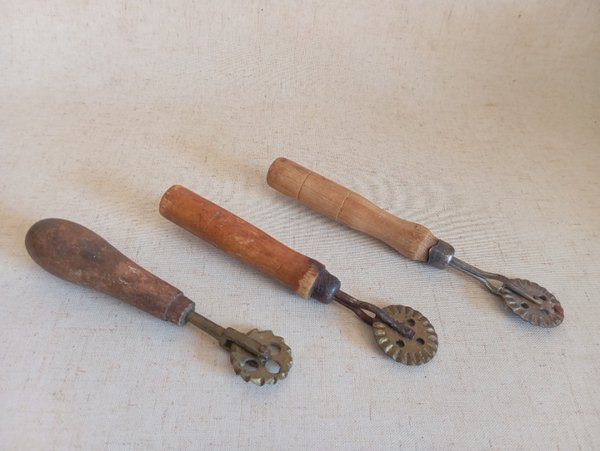 Tres cortas antiguas con rueda de bronce - imagen 4