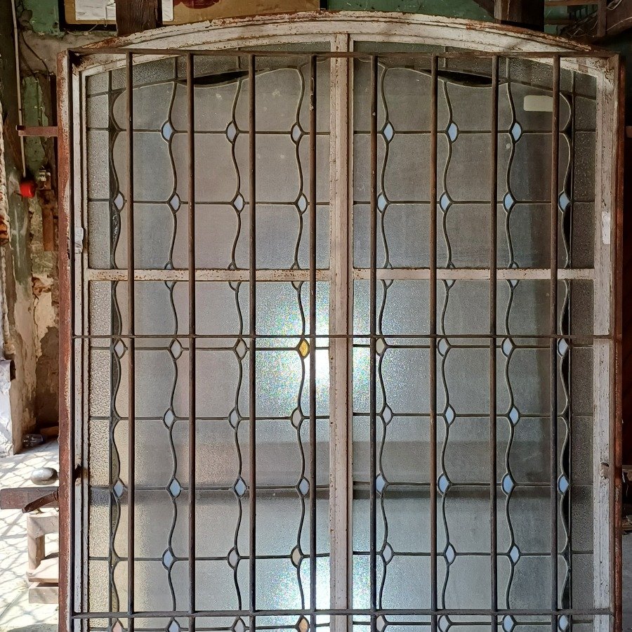 Ventana de hierro con vitrales decorados - imagen 4