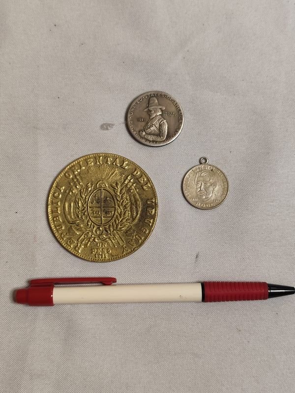 Lote anterior: Colección de Monedas y Aprietapapeles en Bronce