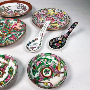 Nueve Piezas de Porcelana Oriental Decorativa: Platos y Cucharitas - imagen 5