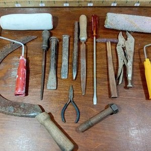 Lote siguiente: Lote de Herramientas Varias: Hoz, Destornilladores, Pinzas, Llave Morsa y Más